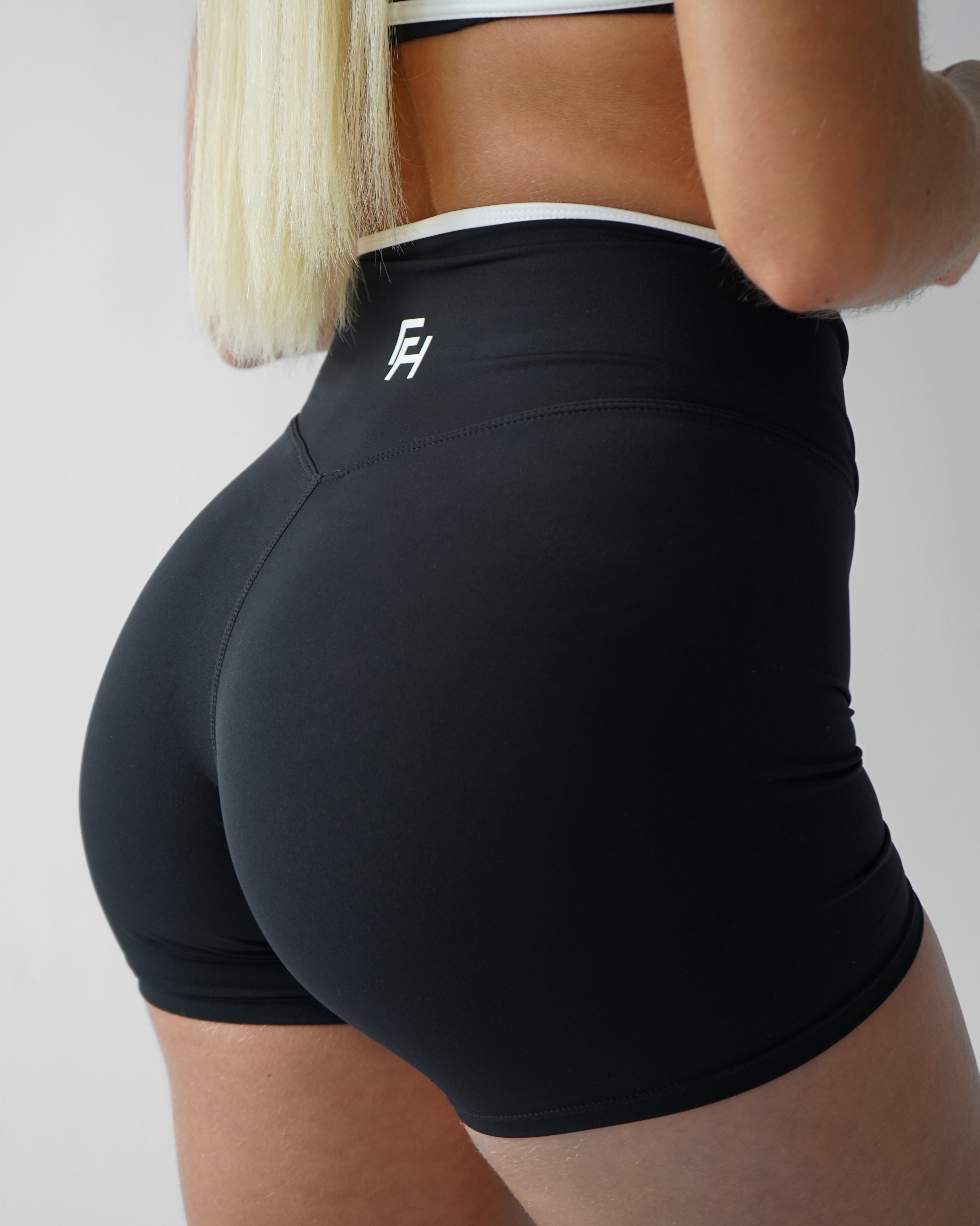 Contrast V-Waist Shorts 4"