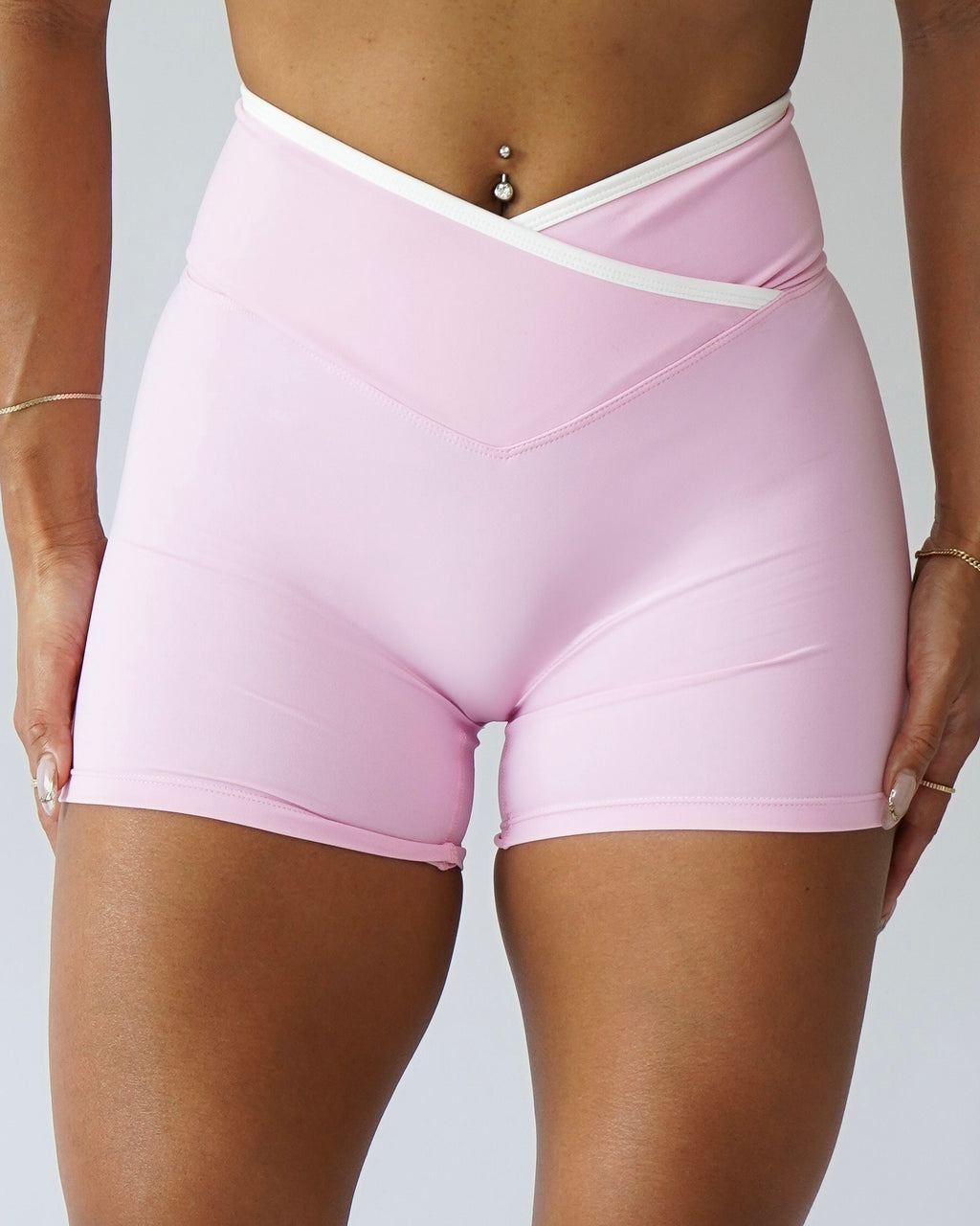 Contrast V-Waist Shorts 4"