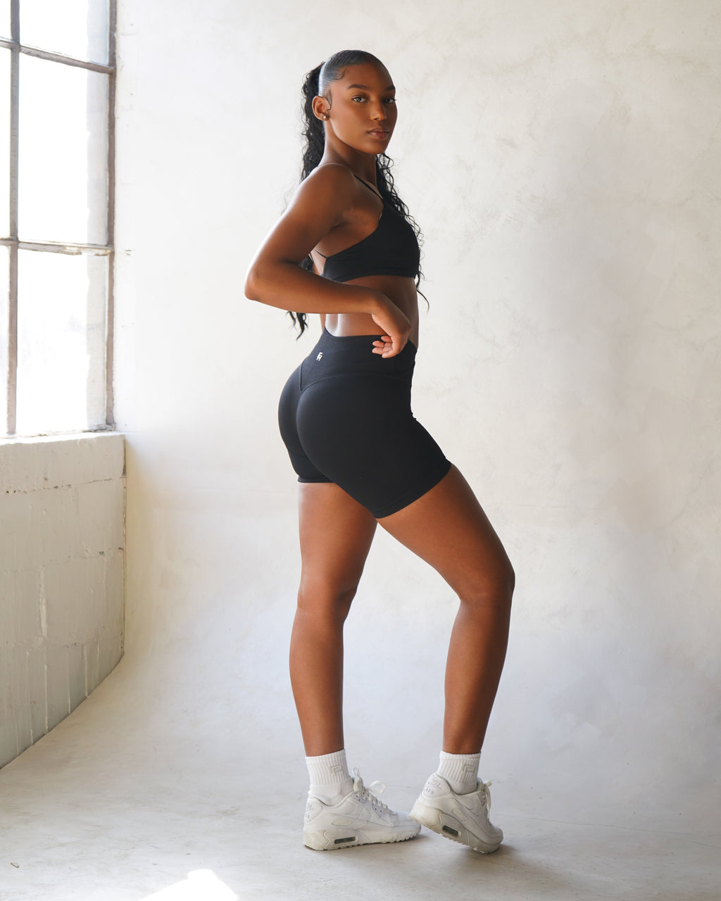 MotionSculpt V-Waist Shorts 4"